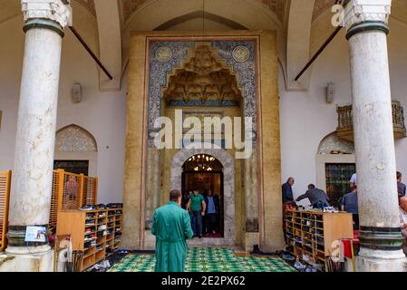 Ingresso alla moschea di Gazi Husrev-beg a Sarajevo, Bosnia-Erzegovina Foto Stock