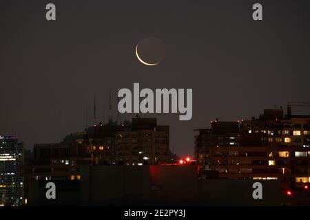 Santiago, Metropolitana, Cile. 14 gennaio 2021. La nuova luna nel mese di gennaio su Cerro San Cristobal, e gli edifici di Santiago. Credit: Matias Basualdo/ZUMA Wire/Alamy Live News Foto Stock