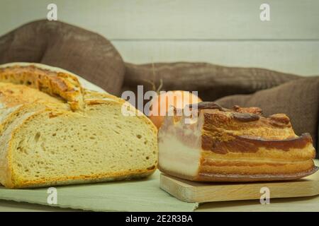 Il pane fatto in casa nel forno è semplice e gustoso. Banner alimentare per testo o design. Pane fresco e sano a casa secondo la ricetta. Spazio di copia. H Foto Stock