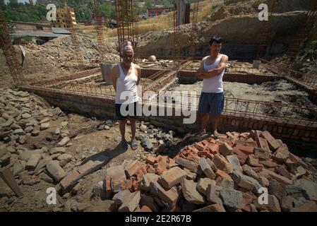 Le famiglie che vivono nella zona rurale alla periferia di Bhaktapur aspettano che le loro nuove case siano pronte, un anno dopo i terremoti del 2015 che hanno colpito il Nepal (aprile-maggio 2015). Foto d'archivio (2016). Foto Stock