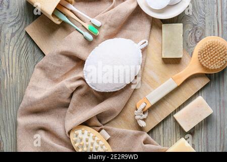 Accessori per il bagno su sfondo di legno Foto Stock