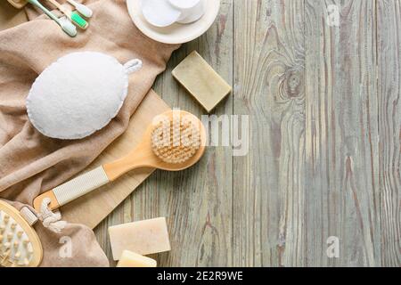 Accessori per il bagno su sfondo di legno Foto Stock
