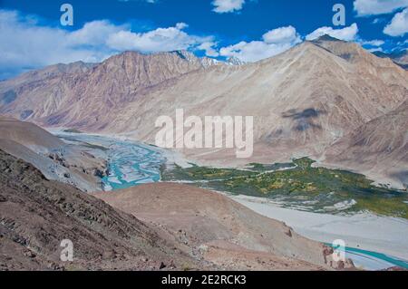 Fiume Indus che scorre attraverso le montagne alla periferia di Leh, Ladakh, India Foto Stock