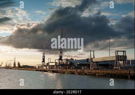 SOUTHAMPTON, HAMPSHIRE, Regno Unito - 26 APRILE 2009: Southampton Western Docks al tramonto con le nuvole drammatiche Foto Stock