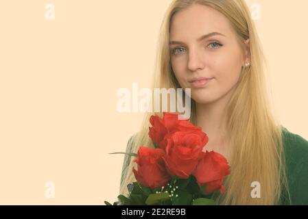 Chiusura del giovane bella ragazza adolescente holding rose rosse pronto per il giorno di San Valentino Foto Stock