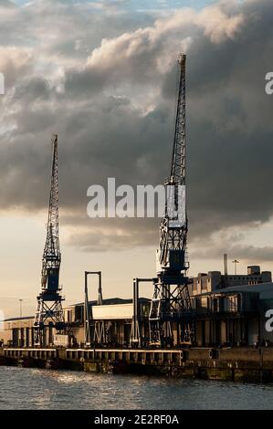SOUTHAMPTON, HAMPSHIRE, Regno Unito - 26 APRILE 2009: Southampton Western Docks al tramonto con le nuvole drammatiche Foto Stock
