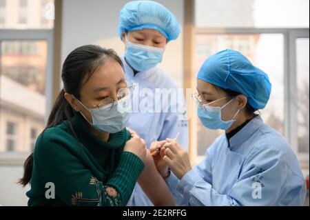 Taiyuan, Cina. 14 gennaio 2021. 80 migliaia di persone hanno vaccinato il vaccino COVID-19 e nessuno ha la grave reazione avversa a Taiyuan, Shanxi, Cina il 14 gennaio 2021.(Photo by TPG/cnsphotos) Credit: TopPhoto/Alamy Live News Foto Stock
