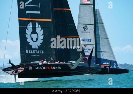 Auckland, Nuova Zelanda, 15 gennaio 2021 - Britannia del TEAM INEOS UK, skipped by Sir ben Ainslie, in azione contro l'American Magic del New York Yacht Club, skipped by Terry Hutchinson, durante il primo round di gara nella Prada Cup sul porto Waitemata di Auckland. Credit: Rob Taggart/Alamy Live News Foto Stock