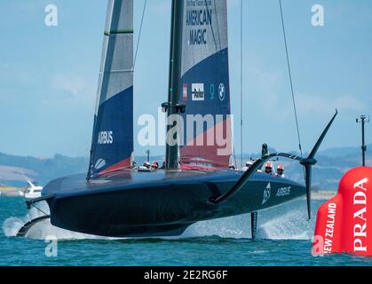 Auckland, New Zealand, 15 gennaio 2021 - American Magic dello Yacht Club di New York, seguito da Terry Hutchinson, con Dean Barker al timone in azione contro INEOS Team UK, durante la prima gara di Prada Cup sul porto Waitemata di Auckland. Credit: Rob Taggart/Alamy Live News Foto Stock