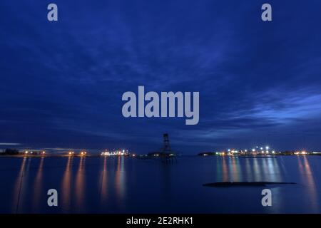 Scena della bellissima alba al mattino. sfondo cielo e la luce del sole di mattina. Foto Stock