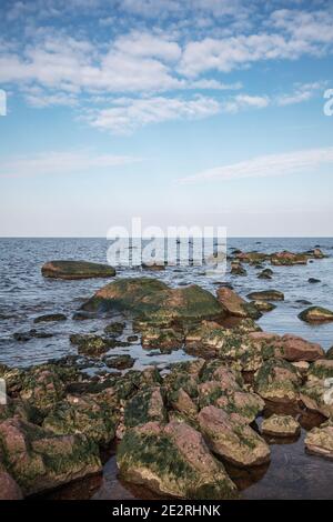 Pietre sono su una costa del Mar Baltico. Foto orizzontale verticale scattata in primavera Foto Stock