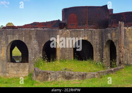 Le rovine della batteria mineraria Victoria nella gola di Karangahake, Nuova Zelanda. Questi erano i supporti di serbatoio di cianuro per estrarre l'oro dal minerale Foto Stock