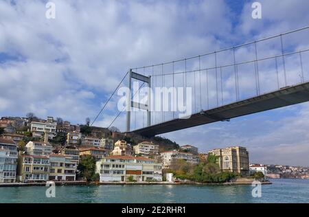 Fatih Sultan Mehmet Bridge sul quartiere Hisarustu, Istanbul, Turchia. Foto Stock