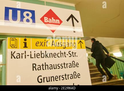 Berlino, Germania. 15 gennaio 2021. I cartelli in corso di attuazione su Alexanderplatz indicano l'uscita e le transizioni per la metropolitana e il tram. La situazione nella pandemia di Corona continua ad essere tesa, soprattutto le mutazioni emerse di Corona preoccupano i politici. Secondo il capo del governo della Sassonia, è importante considerare anche i trasporti pubblici locali (ÖPNV). Credit: Annette Riedl/dpa/Alamy Live News Foto Stock