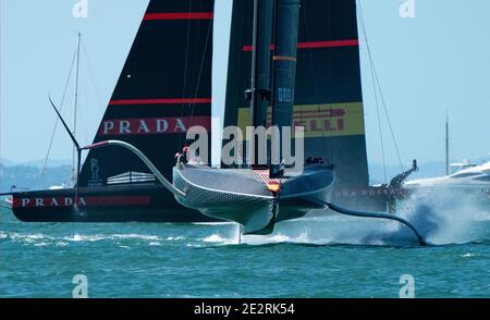 Auckland, Nuova Zelanda, 15 gennaio 2021 - la Britannia del TEAM INEOS UK, skipped by Sir ben Ainslie, in azione contro il team italiano Luna Rossa Prada Pirelli, durante il primo round di gara nella Prada Cup sul porto Waitemata di Auckland. INEOS ha vinto la gara. Credit: Rob Taggart/Alamy Live News Foto Stock