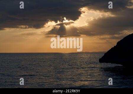 Incredibile tramonto sul mare delle Andamane al largo della costa occidentale Della Thailandia Foto Stock