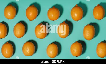 Limoni su sfondo blu con un motivo a forma di motivo. Concetto di sfondo, vista dall'alto Foto Stock