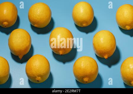 Limoni su sfondo blu con un motivo a forma di motivo. Concetto di sfondo, vista dall'alto Foto Stock