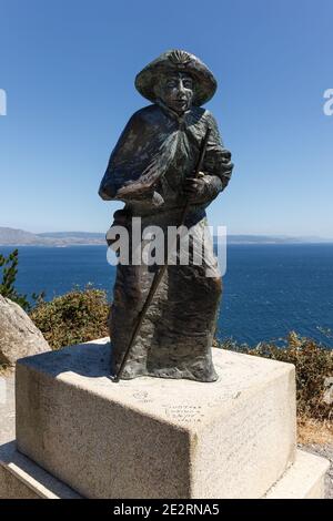 Scultura in bronzo, tributo alla via dei pellegrini di San Giacomo, che si trova sulla strada fino al faro di Finisterre, Galizia, Spagna Foto Stock