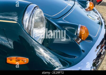 Primo piano dei fari e del cofano di una 1972 British Racing Green Lotus Europa Special Classic sport car Foto Stock