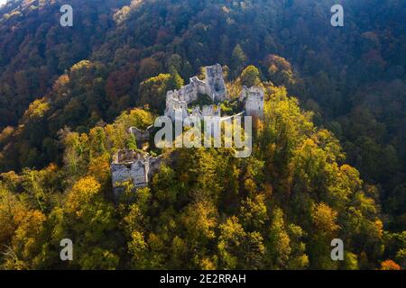 Rovine medievali fortezza e foresta a Samobor, Croazia, vista dal drone in autunno Foto Stock