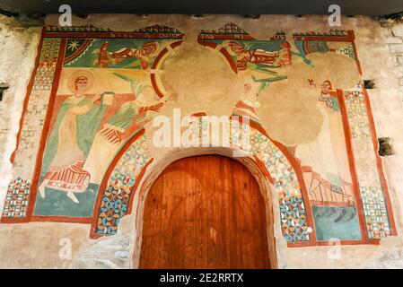 Spagna, Catalogna: Chiesa romanica di Sant Joan de Boí, nel villaggio di Boi. Murale, dettaglio della Teofania del portale nord Foto Stock