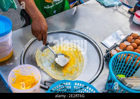 Preparazione di deliziosi pancake con un ripieno di banana a Negozio mobile Street food in Thailandia Foto Stock