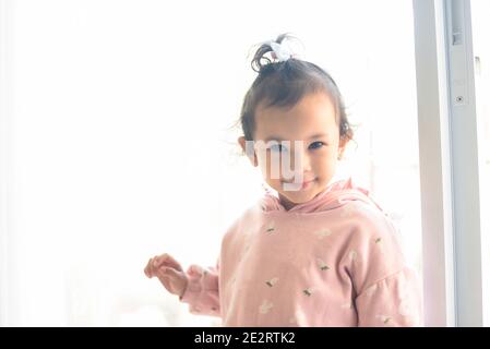 Bambina asiatica piccola hanno divertimento con un sorriso felice faccia in casa Foto Stock