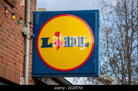 File photo datato 14/01/19 di un negozio Lidl a Crowthorne, Berkshire. Lidl ha battuto per stretto Aldi per essere nominato il più economico supermercato del 2020, secondo quale? analisi. Foto Stock