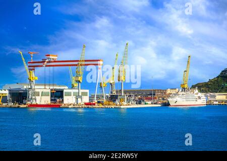 Ancona, Italia, il porto con gru e navi caricate Foto Stock