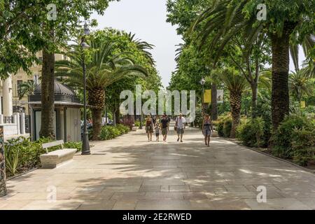 Scena di strada in estate in una calda giornata di sole, Malaga, Andalusia, Spagna. Foto Stock