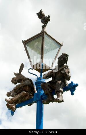 Figure da un sogno di notti di mezza estate su un lampione esterno Il Royal Shakespeare Theatre di Stratford Upon Avon Stratford Warwickshire Inghilterra Regno Unito Foto Stock