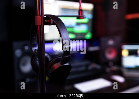 Primo piano con le cuffie DJ nello studio di registrazione. Foto concettuale della creazione di brani nuovi di zecca . Foto Stock