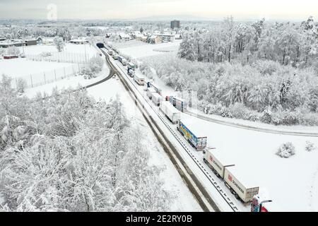 Eriskirch, Germania. 15 gennaio 2021. I camion sono parcheggiati sulla strada statale 31 vicino a Eriskirch tra Lindau e Friedrichshafen. Molti piloti hanno dovuto passare la notte nelle loro auto. (Fotografia aerea scattata con un drone) Credit: Felix Kästle/dpa/Alamy Live News Foto Stock