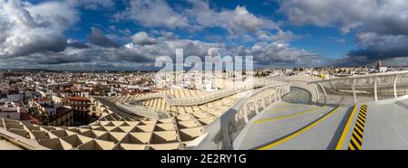 Siviglia, Spagna - 10 gennaio 2021: Passeggiata turistica sulla cima del Parasol Metopol a Siviglia Foto Stock