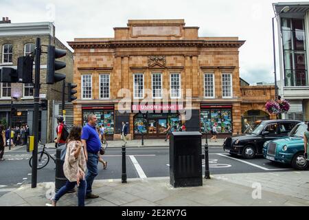 L'originale Fulham Broadway Station, 472 Fulham Road, che è stato sostituito da un moderno e più recente trasporto per la stazione metropolitana di Londra, accanto. Foto Stock