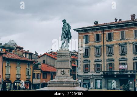 Piazza Vittoria, Como, Lombardia, Italia - 14 gennaio 2021 : monumento a Giuseppe Garibaldi - una statua di un generale italiano in una triste giornata invernale Foto Stock