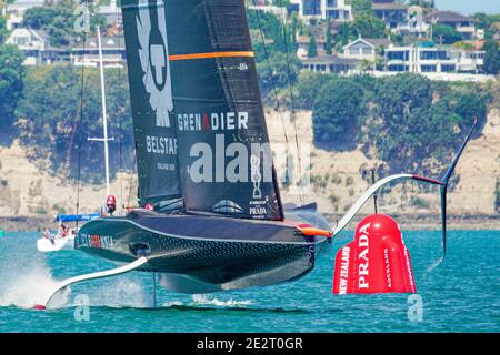 Auckland, Nuova Zelanda. 15 gennaio 2021. (210115) -- AUCKLAND, 15 gennaio 2021 (Xinhua) -- lo yacht del team di Ineos UK è visto durante il primo giorno di gara alla serie di sfidanti della Coppa America a Auckland, Nuova Zelanda, il 15 gennaio 2021. (COR36/Studio Borlenghi/Handout via Xinhua) Credit: Xinhua/Alamy Live News Foto Stock