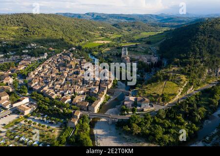 Lagrasse (Francia meridionale): Veduta aerea del villaggio nella catena montuosa di Corbieres. Sulla destra, Abbazia di Santa Maria ("Abbaye Sainte-Marie") Foto Stock