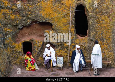 Pellegrini profondamente religiosi che pregano alla chiesa rupestre di Bet Giyorgis, Felsenkirche, patrimonio dell'umanità dell'UNESCO, Lalibela, Etiopia, Africa Foto Stock