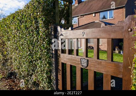 Segno umoristico su una porta giardino nel villaggio di Clifton, vicino Ashbourne, Derbyshire - nel 1832 su questo punto non è successo nulla Foto Stock