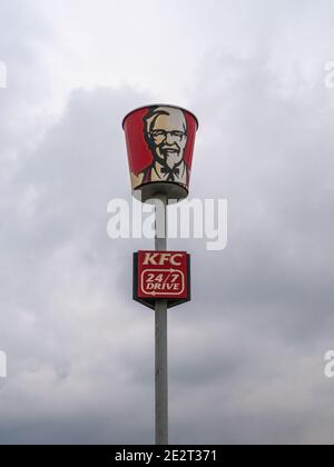 Bucarest Romania - 12.21.2020: KFC fast food Restaurant e segno commerciale contro cielo nuvoloso. Unità KFC. Foto Stock