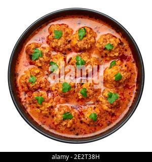 Sulu Kofte in ciotola nera isolata su bianco. Piatto di zuppa di cucina turca con polpette di manzo e sugo di carne. Cibo tradizionale. Vista dall'alto Foto Stock