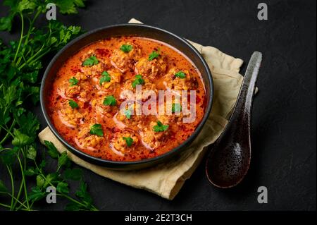 Sulu Kofte in ciotola nera su tavolo in ardesia scura. Piatto di zuppa di cucina turca con polpette di manzo e sugo di carne. Cibo tradizionale. Foto Stock