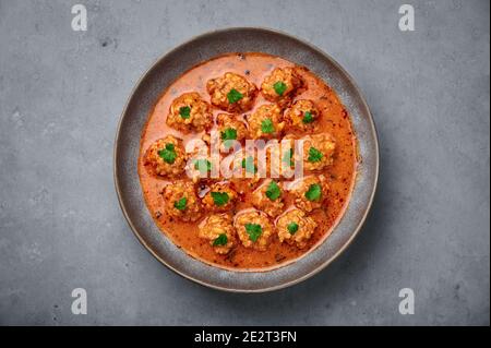 Sulu Kofte in ciotola grigia su piano in cemento. Piatto di zuppa di cucina turca con polpette di manzo e sugo di carne. Cibo tradizionale. Vista dall'alto Foto Stock