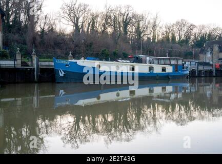 Mattinata invernale fredda e grigia, fiume Medway ad Allington vicino Maidstone nel Kent Foto Stock