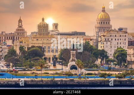 Tramonto a Old Havana con vista sul Campidoglio Edificio - Cuba Foto Stock
