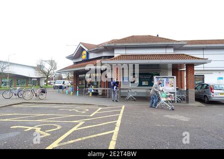 Ashford, Kent, Regno Unito. 15 gennaio 2021. Un negozio Lidl nella città Kent di Ashford. Poche persone stanno facendo i loro negozi quotidiani in negozio con il governo incoraggiando clic e raccogliere e consegne. Tutti gli acquirenti indossano maschere facciali, ad eccezione del personale addetto al check out. Vista esterna di Lidl. Photo Credit: Paul Lawrenson/Alamy Live News Foto Stock