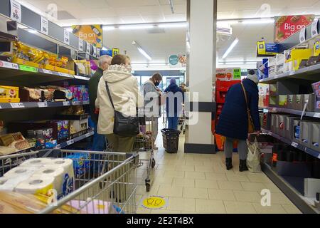 Ashford, Kent, Regno Unito. 15 gennaio 2021. Un negozio Lidl nella città Kent di Ashford. Poche persone stanno facendo i loro negozi quotidiani in negozio con il governo incoraggiando clic e raccogliere e consegne. Tutti gli acquirenti indossano maschere facciali, ad eccezione del personale addetto al check out. Photo Credit: Paul Lawrenson/Alamy Live News Foto Stock