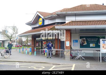 Ashford, Kent, Regno Unito. 15 gennaio 2021. Un negozio Lidl nella città Kent di Ashford. Poche persone stanno facendo i loro negozi quotidiani in negozio con il governo incoraggiando clic e raccogliere e consegne. Tutti gli acquirenti indossano maschere facciali, ad eccezione del personale addetto al check out. Vista esterna di Lidl. Photo Credit: Paul Lawrenson/Alamy Live News Foto Stock